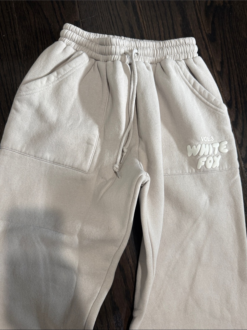 White Fox Boutique Cream Vol.3 Sweatshirt & Joggers Set notice 2 stains - Picture 5 of 10
